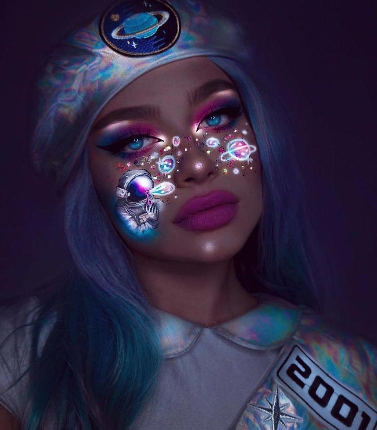 макияж светящийся в темноте, Рита Шарма, Rita Synnøve Sharma, Девушка создаёт макияж используя неоновую краску