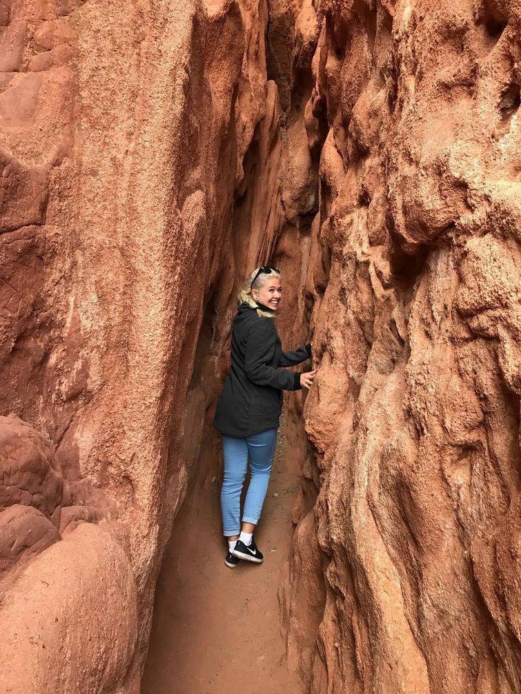 Сесилия Каталина Баез, обнимашки за деньги, объятия людей за деньги, обнимать людей за деньги