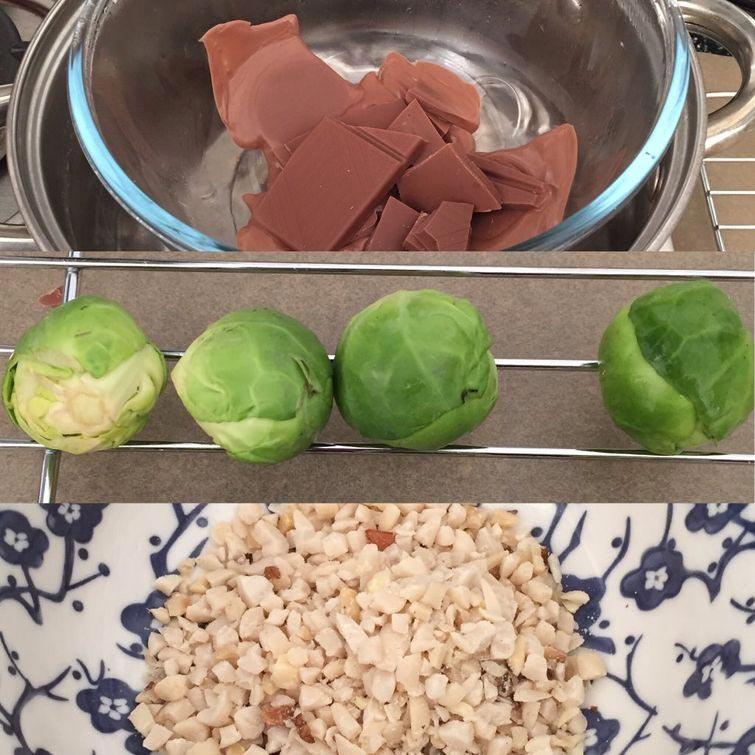 Этот папа снова купился на жестокий рождественский розыгрыш его дочери (Она злой гений!) разыграла папу, рождественский розыгрыш, розыгрыш брюссельская капуста. розыгрыш подменила Ferrero Rocher на капусту