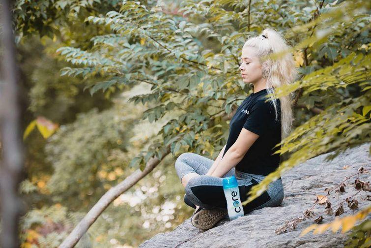 Сесилия Каталина Баез, обнимашки за деньги, объятия людей за деньги, обнимать людей за деньги