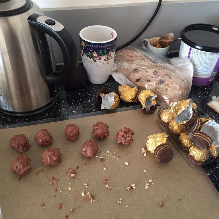 Этот папа снова купился на жестокий рождественский розыгрыш его дочери (Она злой гений!) разыграла папу, рождественский розыгрыш, розыгрыш брюссельская капуста. розыгрыш подменила Ferrero Rocher на капусту