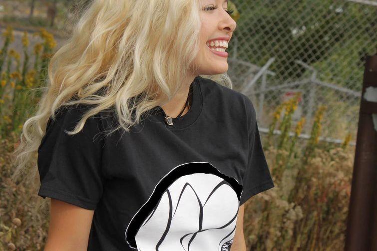 Сесилия Каталина Баез, обнимашки за деньги, объятия людей за деньги, обнимать людей за деньги