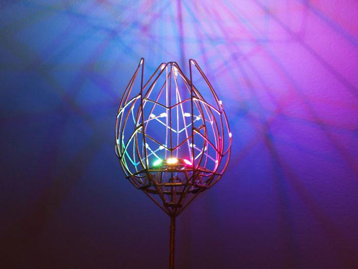 механический цветок, механический тюльпан, механический цветок расцветает от прикосновения