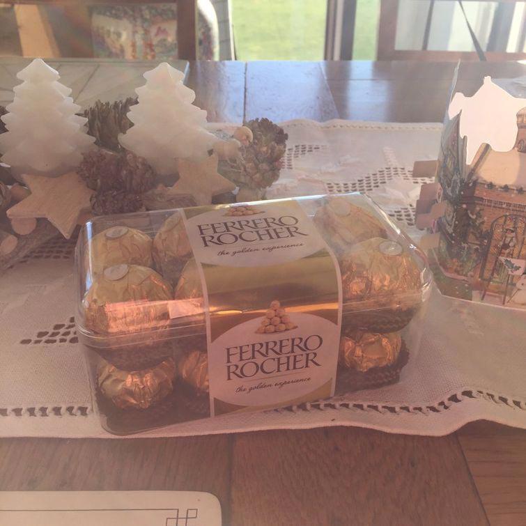 Этот папа снова купился на жестокий рождественский розыгрыш его дочери (Она злой гений!) разыграла папу, рождественский розыгрыш, розыгрыш брюссельская капуста. розыгрыш подменила Ferrero Rocher на капусту