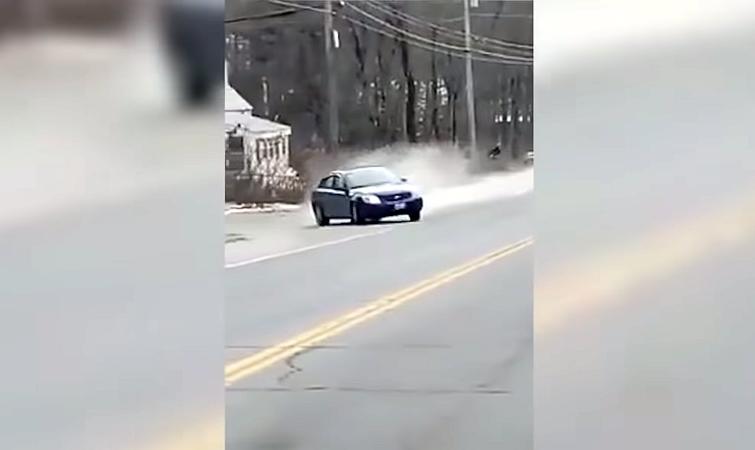 дорожные шипы, как работают дорожные шипы, дорожные шипы видео, машина наехала на дорожные шипы