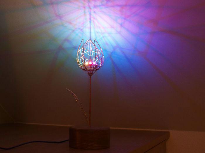 механический цветок, механический тюльпан, механический цветок расцветает от прикосновения