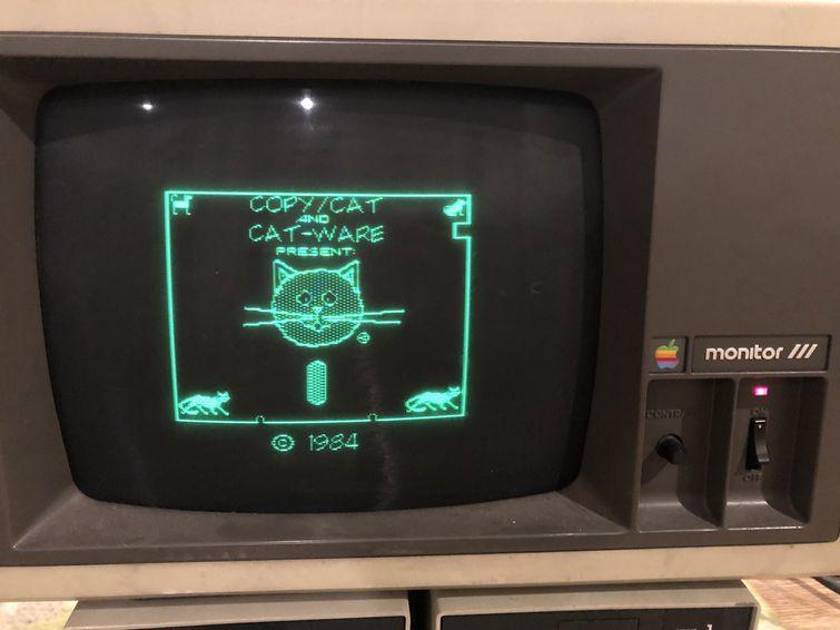 Парень нашёл 30-летний компьютер Apple своих родителей и даже поиграл на нём в игры Компьютерные игры 80-х, 30-летний компьютер, Apple IIe, игры на старом компьютере