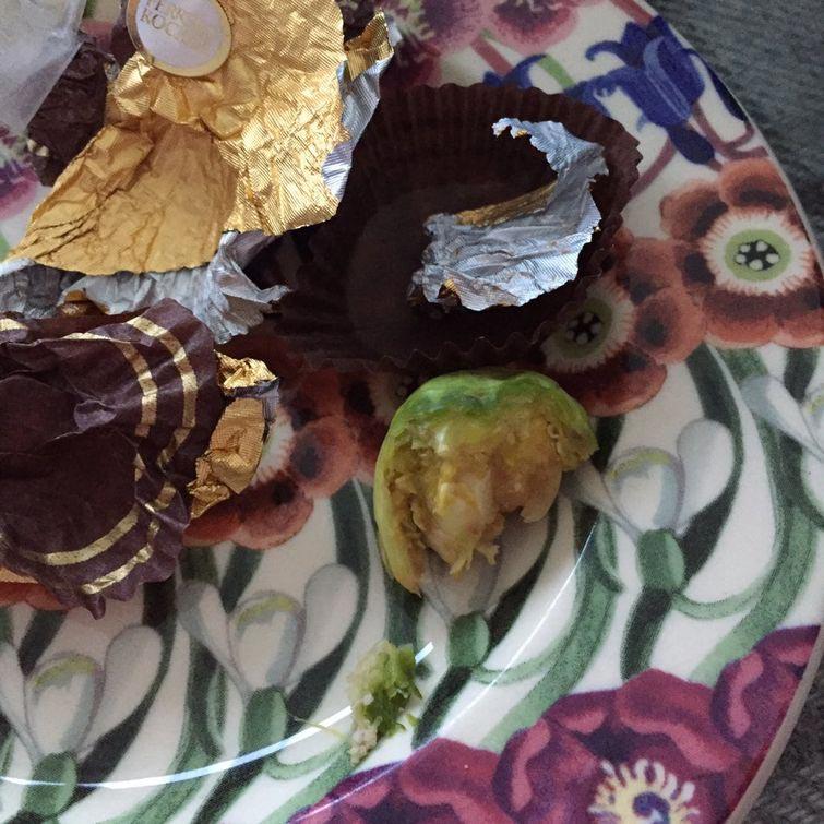 разыграла папу, рождественский розыгрыш, розыгрыш брюссельская капуста. розыгрыш подменила Ferrero Rocher на капусту