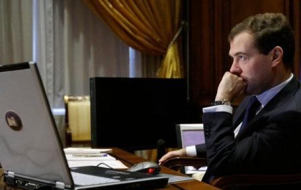 Неизвестный хакер взломал твиттер Дмитрия Медведева и публикует провокационные сообщения