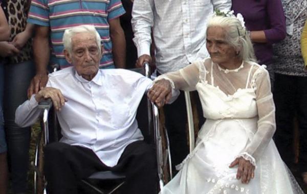 Пара обвенчалась после 80 лет совместной жизни