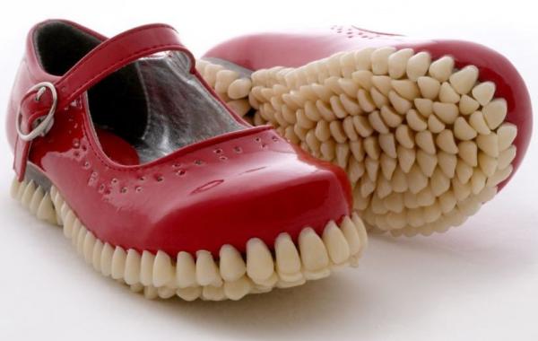 Жуткая обувь с сотнями зубов на подошве