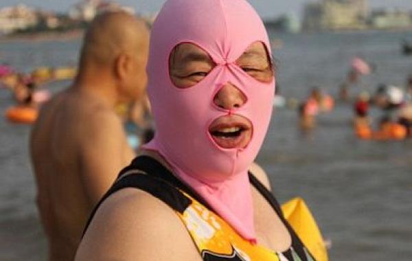Китаянки в лицокини, самом нелепом средстве защиты от солнца