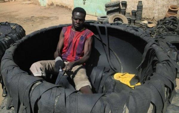 Жители Кении делают обувь из старых автомобильных покрышек