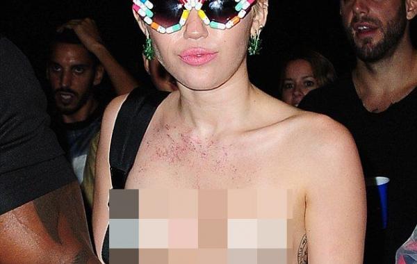 Майли Сайрус Miley Cyrus грудь, соски накладки рожки мороженого Майли Сайрус