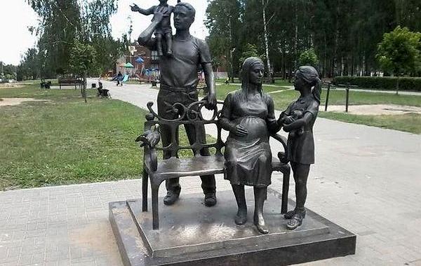 Памятники традиционной семье Россия, статуи традиционной семье в России