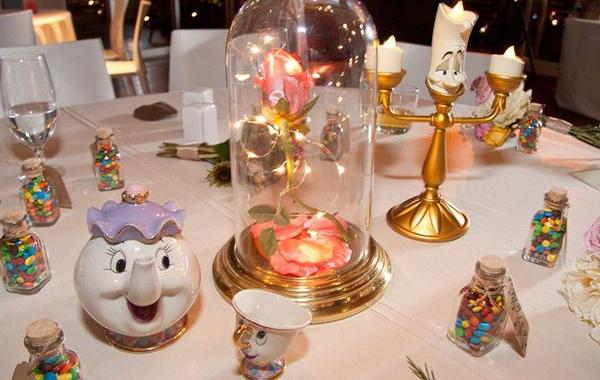 свадьба в стиле диснея, столы на свадьбе украшены в стиле диснеевских мультфильмов