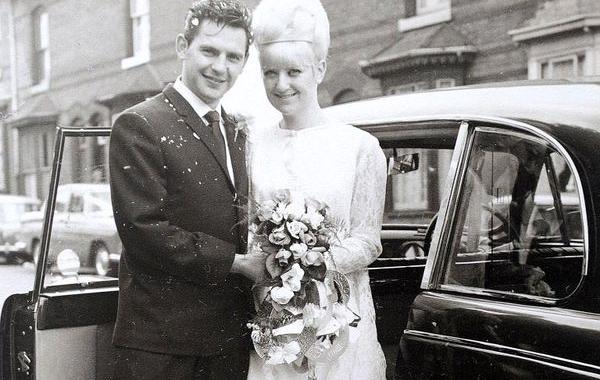 на 50-летие свадьбы надели старые свадебные наряды, свадебные наряды спустя 50 лет после свадьбы