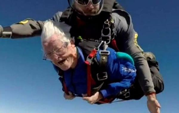 прыгнула с парашютом на день рождения,95-летняя бабушка прыгнула с парашютом