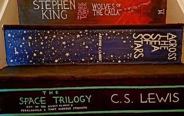превратила лестницу в книжную полку, раскрасила лестницу под книжную полку, Пиппы Бранхам, Pippa Branham