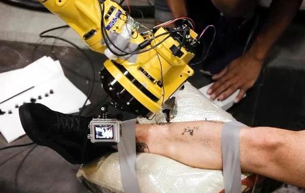 тату робот, первая татуировка сделанная роботом, Appropriate Audiences, Пьер Эмм, Йохан Де Сильвейр