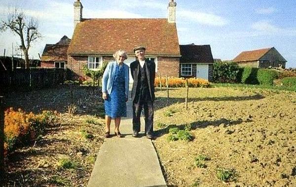 Пожилая, пара, фотографировалась, несколько лет, в саду, умерла, жена