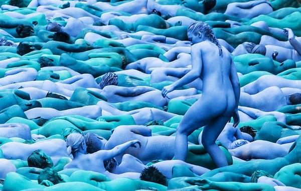 море из людей, Спенсер Туник, флэшмоб в городе Халл, голые люди в синей краске флэшмоб