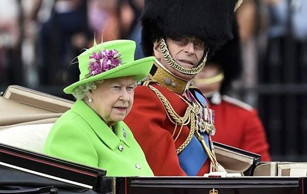 Елизавета II надела зёленый экран, зелёный наряд Елизаветы II, фото;абы наряд Елизаветы II