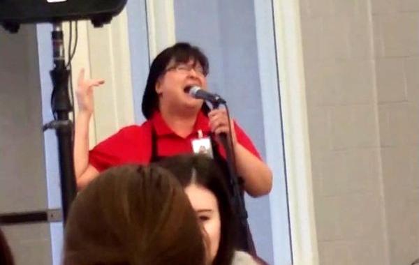 работница столовой поразила учеников голосом, работница столовой спела песню перед школьниками, Бекки Олдерфер, Becky Alderfer