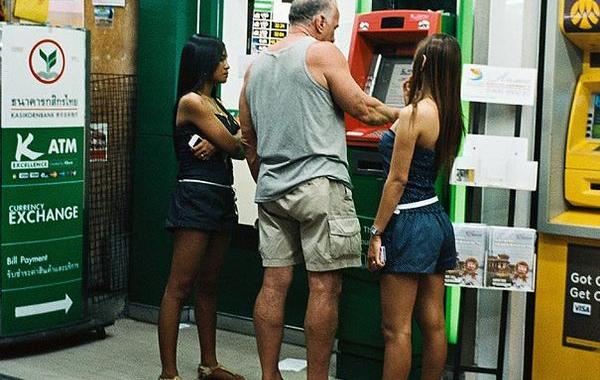 снимает деньги с банкомата в Таиланде, снятие денег с банкомата мем, как люди в разных странах снимают деньги с банкоматов