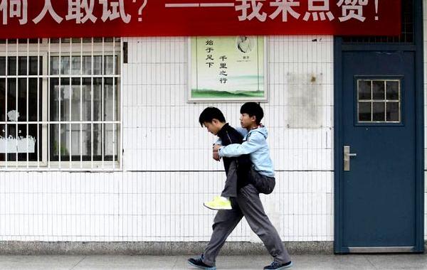Парень носит своего друга-инвалида на спине, китаец носит своего одноклассника в школу на спине