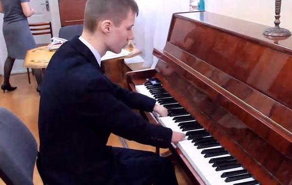 пианист играет без пальцев, пианист без пальцев, пианист без пальцев Алексей Романов