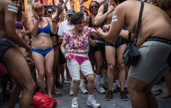 83-летняя Дот Портной  танцуют на Таймс-сквер