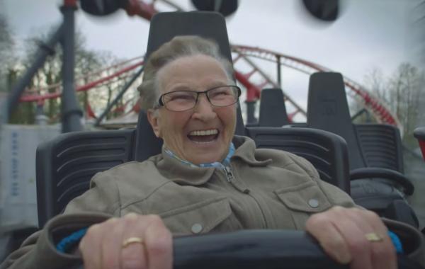 78-летняя бабушка впервые прокатилась на американских горках