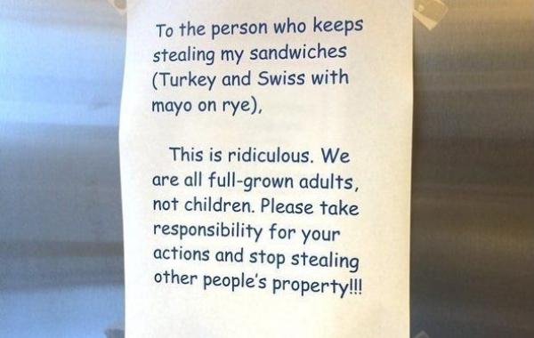 Уморительная офисная переписка на двери холодильника по поводу украденного сэндвича