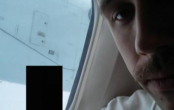 увидел в окне самолета, болт застрял в окне самолета, не ожидал увидеть в окне самолета