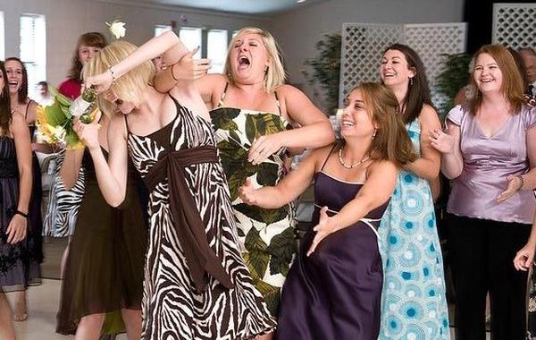 фото девушек поймавших букет невесты, девушки букет невесты, девушки ловят букет невесты, свадебный букетсмешное