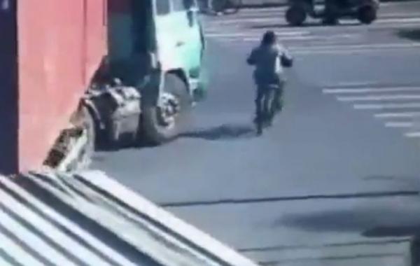 китайский велосипедист попал под грузовик, китайца сбил грузовик, китаец под грузовик остался жив