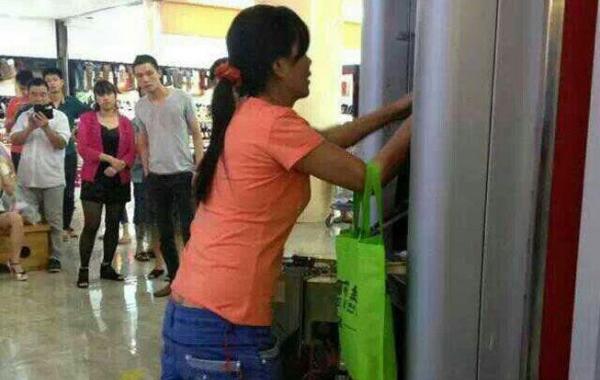 китаянка сломала банкомат, женщина разворотила банкомат, женщина разломала банкомат видео Китай
