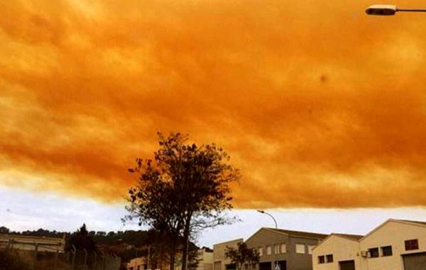 токсичное облако в Испании, оранжевое облако в Испании, оранжевое токсичное облако в Испании, взрыв на химическом заводе в Испании, Оранжевое облако Игуалада