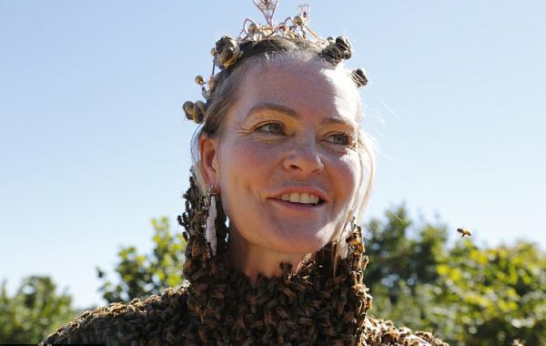 Блузка из 12000 пчел на обнаженном теле женщины