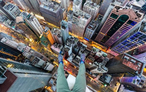 Экстремальные и завораживающие фотографии Гонконга, снятые с края высотных зданий