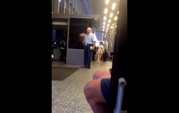 пенсионер встретил жену в аэропорте, пенсионре цветы конфеты жену в аэропорте,романтичное видео