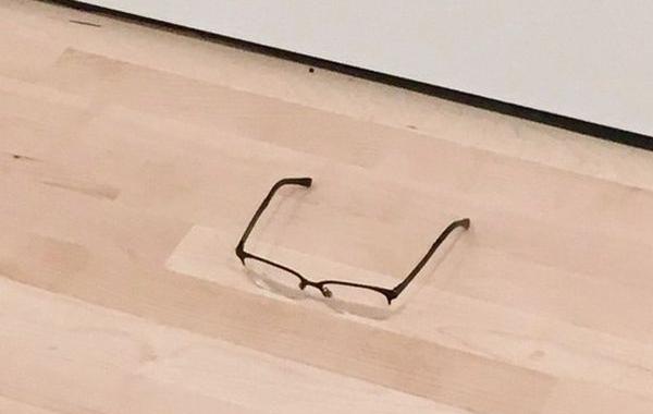 очки на полу музея, подростки оставили очки на полу художественного музея