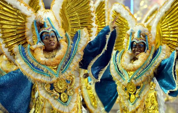 Кадры с самого масштабного и яркого карнавала в Бразилии 2014