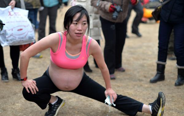 Беременная китаянка на ежегодном полуголом марафоне Undie Run