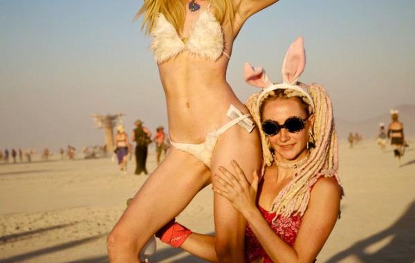 Девушки участницы фестиваля Burning Man