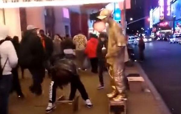 хотел ограбить живую статую, получил от живой статуи ногой по лицу, живая статуя ударила человека