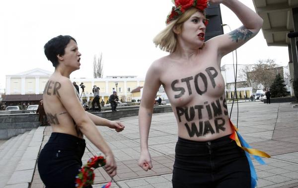 Полуголые активистки Femen протестующие в Крыму