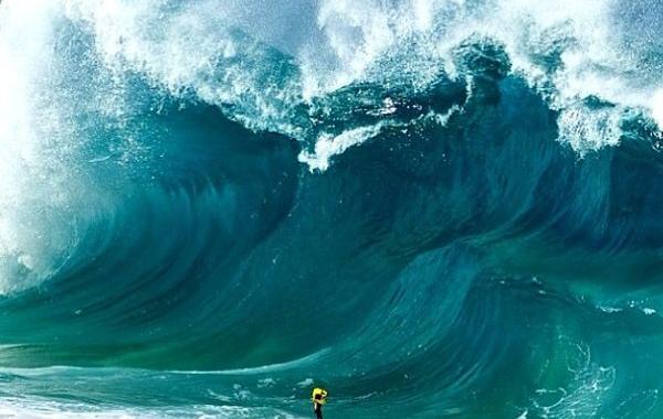 Фантастические фотографии огромных волн изнутри Кларка Литтла