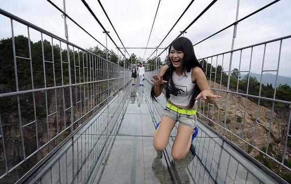 мост со стеклянным дном, мост стеклянное дно в Китае, стеклянный мост Китай